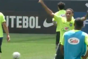 VIDEO: Neymar liên tục 'nhả đạn' trong buổi tập cùng ĐT Brazil