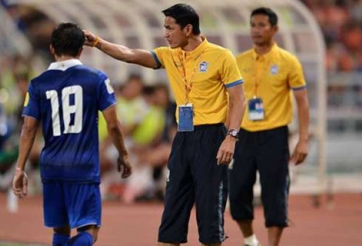 HLV Kiatisuk đòi ăn thua đủ với đối thủ