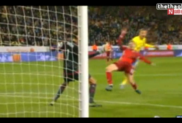 VIDEO: Pha bỏ lỡ khó tin của Bendtner ở trận thua trước Thụy Điển