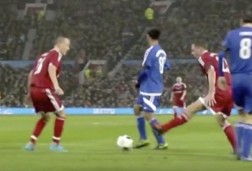 VIDEO: Ronaldinho tái xuất với tuyệt chiêu kiến tạo 'lườm rau gắp thịt'