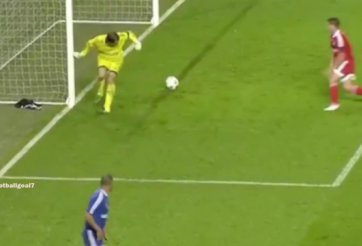 VIDEO: Pha vồ ếch của thủ môn giúp Owen ghi bàn