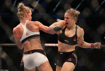 VIDEO: Nữ hoàng UFC Rousey thua sốc ở trận tranh đai hạng gà