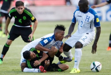 Kinh hoàng: Cầu thủ bị gãy đôi chân vì đối phương đè vào người