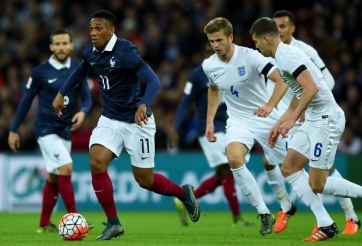 VIDEO: Pha độc diễn trước 6 cầu thủ Anh khiến Martial chấn thương