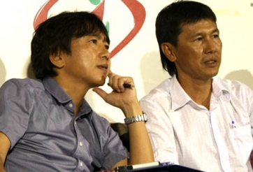 HLV Miura trầm tư xem U21 HAGL thi đấu