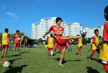 VIDEO: Công Phượng so tài tâng bóng bằng chân trần với học viên NutiFood