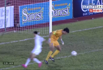 VIDEO: Thủ môn U19 Hàn Quốc tự tin lừa bóng qua tiền đạo U21 HAGL