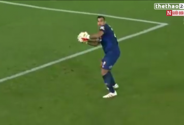 VIDEO: Thủ môn tự xỏ háng và cái kết được báo trước