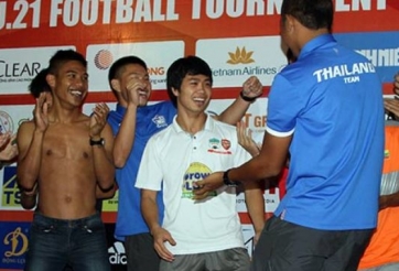 VIDEO: Cầu thủ HAGL hát ca khúc 'Vợ người ta' trong gala U21 quốc tế