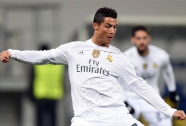 Video hài hước: Pha lừa bóng tự vấp ngã của Ronaldo