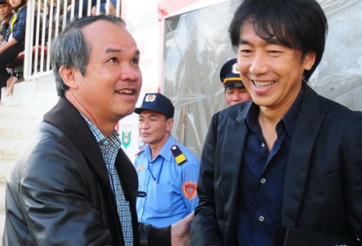 Bầu Đức thắc mắc HLV Miura không dự khán trận HAGL vô địch