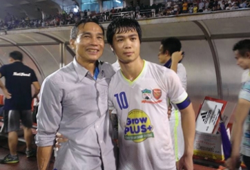 Công Phượng tặng giải thưởng cá nhân cho bố