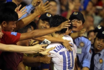 VIDEO: Công Phượng chạy đến khán đài ôm hôn cha sau khi ghi bàn