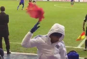 VIDEO: Diego Costa ném áo bib và phản ứng của HLV Mourinho