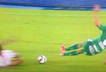 VIDEO: Chiêu xoạc bóng có 1 không 2 trong lịch sử