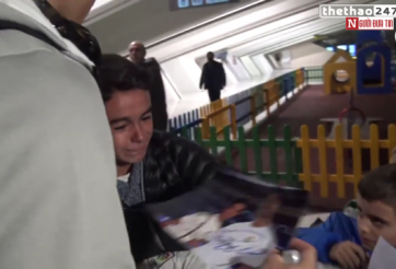VIDEO: Fan khóc nức nở khi được Ronaldo ký tặng