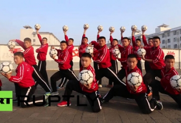 VIDEO: Xem đội bóng Thiếu Lâm đá bóng bằng kungfu