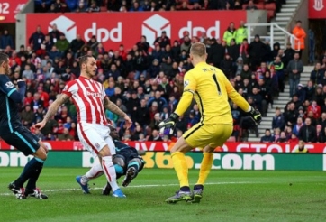 Thua sốc tại Britannia, Man City mất cơ hội dẫn đầu BXH