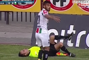 VIDEO: Trọng tài biên giả vờ chấn thương khiến cầu thủ bị đuổi oan