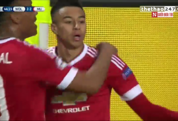 VIDEO: Khi trọng tài biên cũng cố tình 'troll' MU ở trận thua Wolfsburg