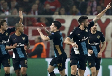 Giroud lập hat-trick giúp Arsenal vượt qua vòng bảng