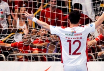 VIDEO: Huyền thoại Falcao lập siêu phẩm đẹp 'ngỡ ngàng' trên sân futsal