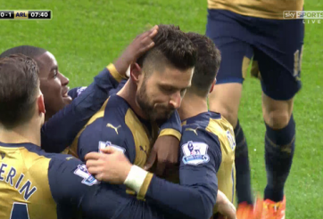 VIDEO: Giroud mở tỷ số trên chấm 11m cho Arsenal