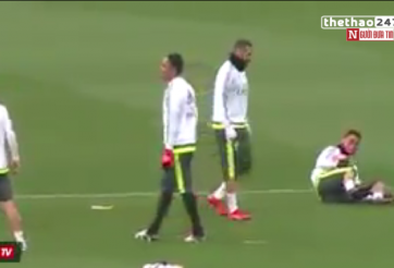 VIDEO: Cristiano Ronaldo giả vờ chấn thương khi tập luyện