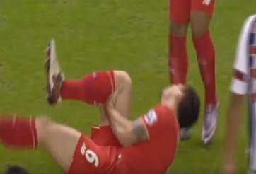 VIDEO: Cận cảnh va chạm kinh hoàng khiến cầu thủ Liverpool rách toạc đầu gối