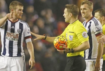 VIDEO: Trọng tài NHA bẻ còi như V-League ở trận Liverpool - West Brom