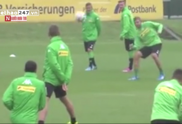 VIDEO: Cú xỏ háng đồng đội từ khoảng cách 20m