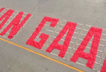 CĐV M.U thuê phi cơ giăng biểu ngữ sa thải Van Gaal