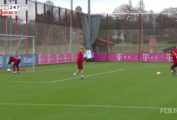 VIDEO: Thomas Muller chổng mông làm bia cho đồng đội tập sút