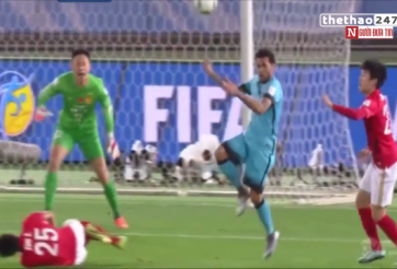 VIDEO: Cầu thủ Trung Quốc gãy gập chân vì Dani Alves