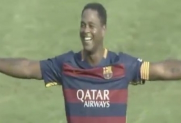 VIDEO: Cựu danh thủ Kluivert ghi bàn tuyệt đỉnh từ khoảng cách 36m