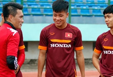 Công Vinh ân cần hỏi thăm sức khỏe của Công Phượng