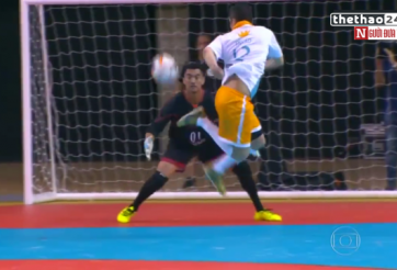 VIDEO: Huyền thoại Falcao trình diễn gắp bóng ghi bàn cực ảo trên sân Futsal