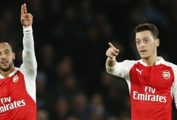 VIDEO: Mãn nhãn với siêu phẩm cứa lòng của Walcott vào lưới Man City