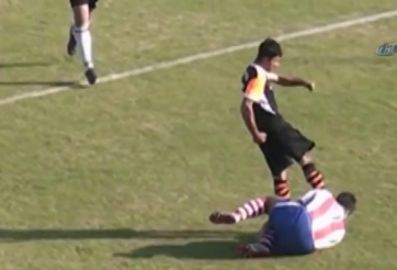 VIDEO: Cầu thủ sút thẳng vào mặt đối phương sau khi bị thẻ đỏ