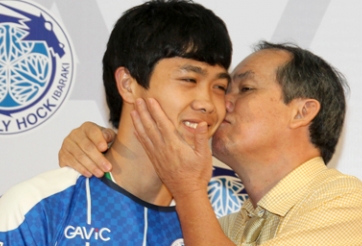 Bầu Đức nói gì sau khi hôn Công Phượng?