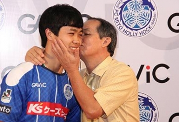 VIDEO: Bầu Đức ôm hôn chúc mừng Công Phượng chính thức sang Nhật