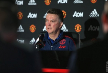 VIDEO: HLV Van Gaal 'dằn mặt' phóng viên trong buổi họp báo của MU