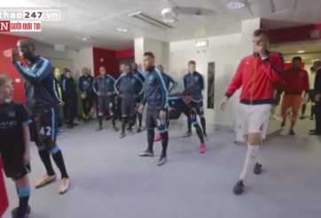 VIDEO: Hành động mất vệ sinh của Mertesacker với fan nhí Arsenal