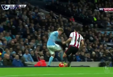 VIDEO: Tuyệt lỹ xỏ háng cực đỉnh của De Bruyne khiến đối phương ngã dúi dụi