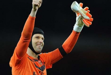Petr Cech lập kỷ lục trong ngày Arsenal lên ngôi đầu bảng