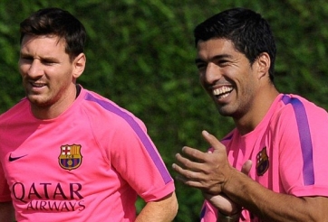 VIDEO: Đến lượt Suarez bị Messi xỏ háng trên sân tập Barca