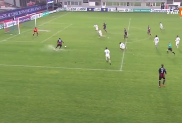 VIDEO: Pha kiến tạo đầy may mắn và khó tin bởi... thời tiết