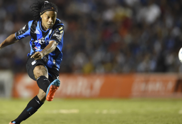 Ronaldinho có thể gia nhập Premier League vào tháng 1