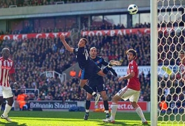 VIDEO: Khả năng ghi bàn như có mắt sau lưng của Chicharito