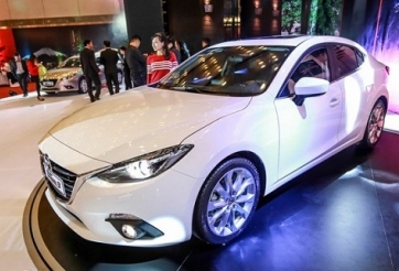 Thuế giảm, giá ô tô vẫn tăng sốc ngày đầu năm